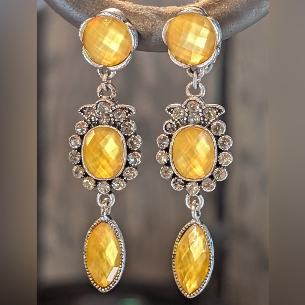 Avon Vintage Lever Back Earrings
Silver tone with yellow faceted acrylic gems